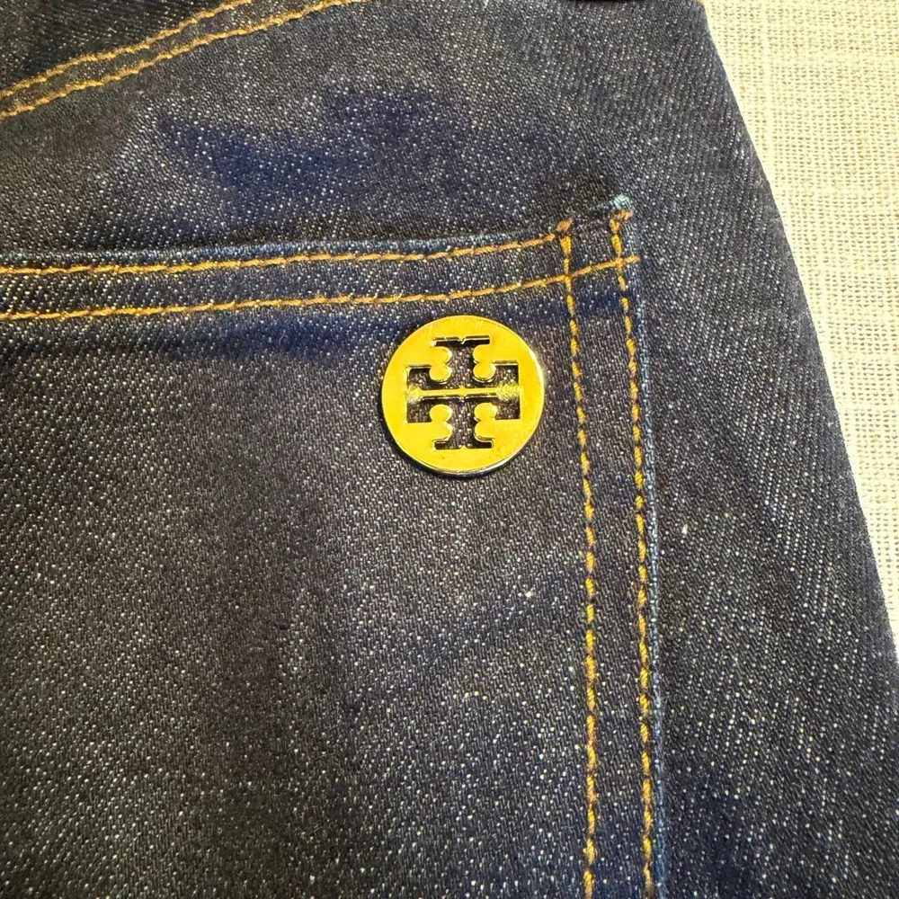 Tory Burch Dark Wash Wide Leg Denim Jeans Gold Logo Size 26 Indigo Stretch